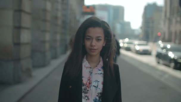 Retrato de una joven afroamericana mirando a una cámara, al aire libre . — Vídeos de Stock