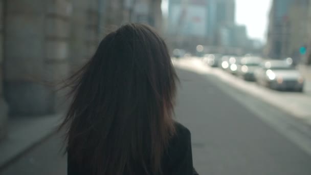 Ritratto di una giovane donna che cammina per le strade della città . — Video Stock