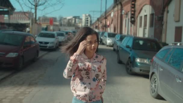 Retrato de una joven caminando por las calles de la ciudad . — Vídeo de stock