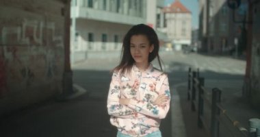 Açık havada bir kamera için arayan genç Afro-Amerikan kadın portresi.