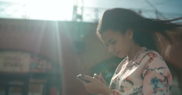 Portrait de jeune femme afro-américaine utilisant le téléphone, à l'extérieur .