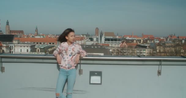 Fiatal gyönyörű nő élvezi időt a tetőtéri parkoló. — Stock videók
