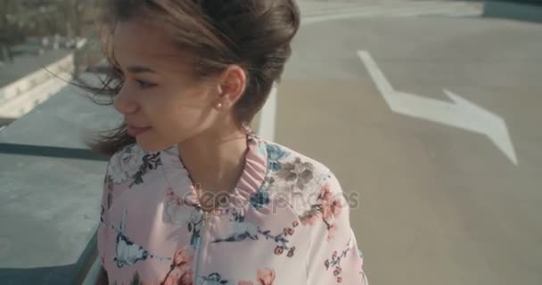 屋上駐車場で時間を楽しむ若い美しい女性. — ストック動画