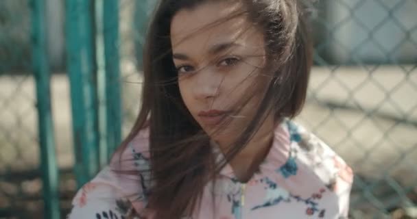Fiatal szép nő visel jelentő fém kerítés bomber dzseki. — Stock videók