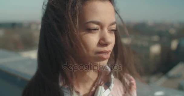 Jeune femme avec écouteurs profiter du temps sur un toit .