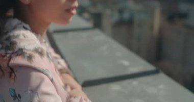 Çatı Park üzerinde vaktinizi genç güzel kadın.