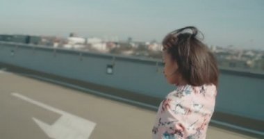 Çatı Park üzerinde vaktinizi genç güzel kadın.