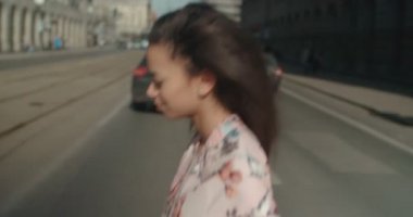 Şehir sokaklarda yürüyen genç bir kadın portresi.