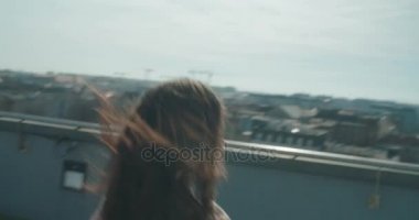 Çatı Park üzerinde vaktinizi genç güzel kadın.