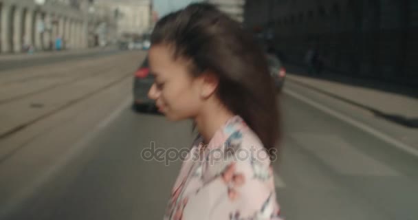 Ritratto di una giovane donna che cammina per le strade della città . — Video Stock