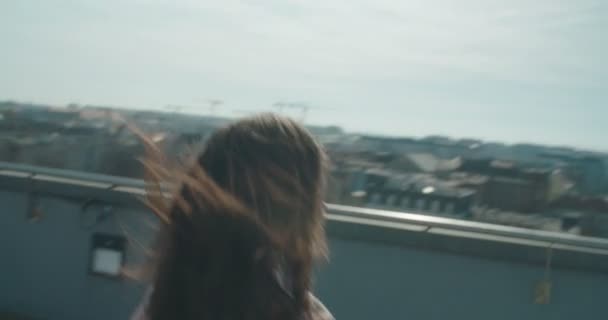 옥상 주차장에 시간을 즐기고 젊은 아름 다운 여자. — 비디오