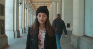 Açık havada bir kamera için arayan genç Afro-Amerikan kadın portresi.