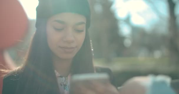 Портрет молода жінка за допомогою телефону, на відкритому повітрі. — стокове відео