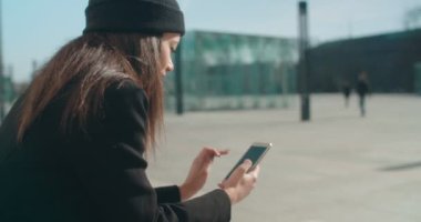 Telefon, açık havada kullanan genç Afro-Amerikan kadın portresi.