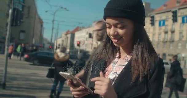 Ritratto di giovane donna afroamericana che usa il telefono, all'aperto . — Video Stock