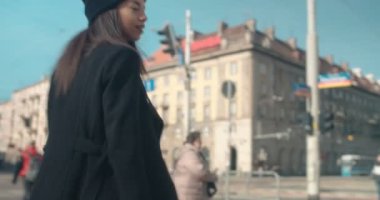 Şehir sokaklarda yürüyen genç bir kadın portresi.