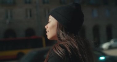 Şehir sokaklarda yürüyen genç bir kadın portresi.