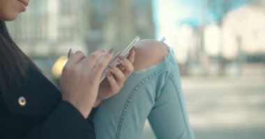 Telefon, açık havada kullanan genç Afro-Amerikan kadın portresi.