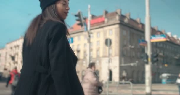 도시의 거리에서 걷고 젊은 여자의 초상화. — 비디오