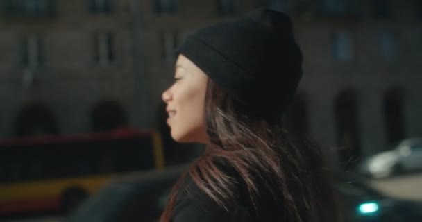 Retrato de una joven caminando por las calles de la ciudad . — Vídeos de Stock