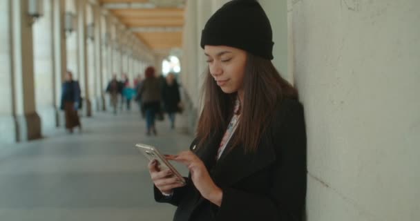 携帯電話を屋外で使う若いアフリカ系アメリカ人女性の肖像画. — ストック動画