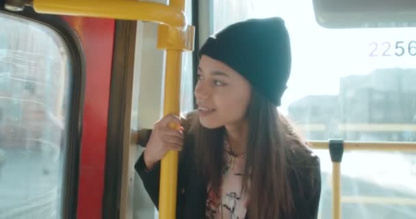 Молодая афроамериканка на трамвае по телефону . — стоковое видео