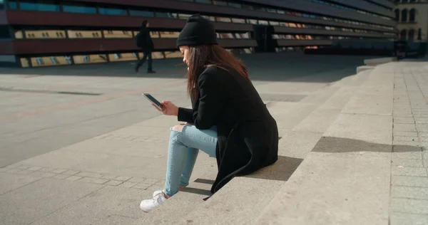 Portrait of young African American woman using phone, outdoors. — Stock Photo, Image