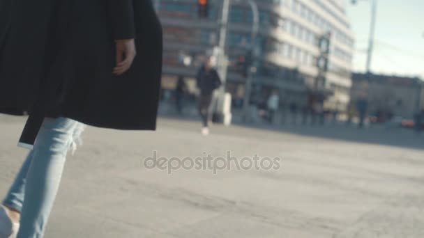 Vista lateral de las piernas femeninas caminando por las calles de la ciudad . — Vídeos de Stock