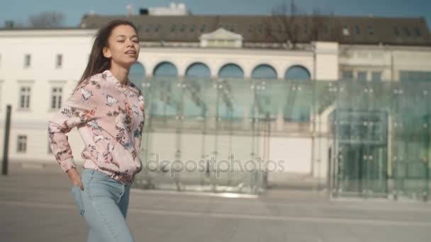 Portret van een jonge vrouw lopen in de straten van de stad. — Stockvideo