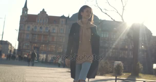 Portrait d'une jeune femme marchant dans les rues de la ville . — Video