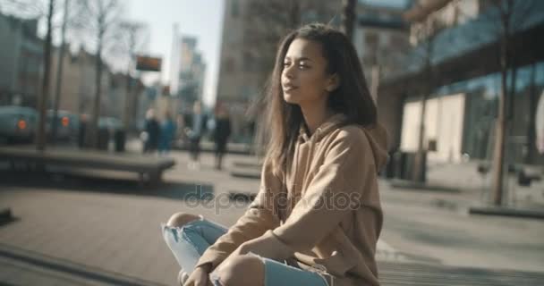Retrato de un joven afroamericano esperando a alguien, al aire libre . — Vídeos de Stock