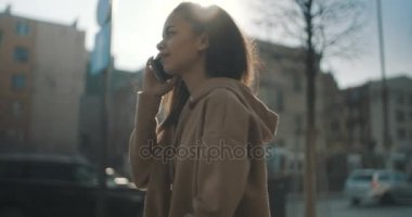 Telefon, açık havada kullanan genç Afro-Amerikan kadın portresi.