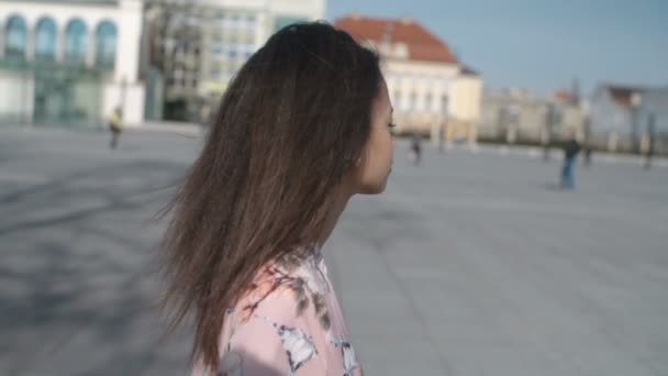 Πορτρέτο του μια νεαρή γυναίκα το περπάτημα στους δρόμους της πόλης. — Αρχείο Βίντεο
