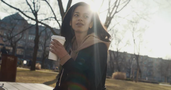コーヒーを飲みながら取る距離、屋外若いアフリカ系アメリカ人女性の肖像画. — ストック写真