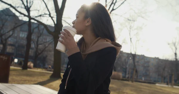 Retrato de jovem afro-americana com um café take away, ao ar livre . — Fotografia de Stock