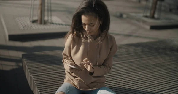 Retrato de una joven afroamericana usando teléfono, al aire libre . — Foto de Stock