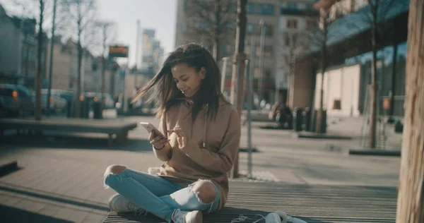 Porträtt av unga afroamerikanska kvinnan använder telefon, Utomhus. — Stockfoto