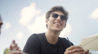 Beyaz delikanlı yaz tatillerinde eğleniyor.