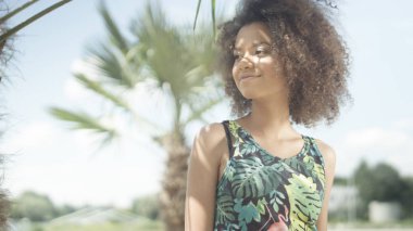 Bir kamera için poz ve gülümseyen genç kadın. 