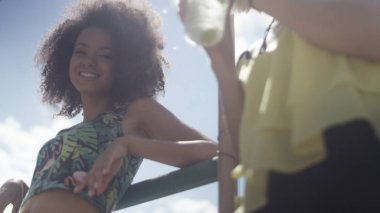 İki güzel arkadaşlar eğlenmeye tatil sırasında.