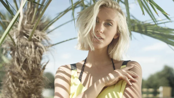 Joven hermosa chica rubia posando en la playa tropical . —  Fotos de Stock