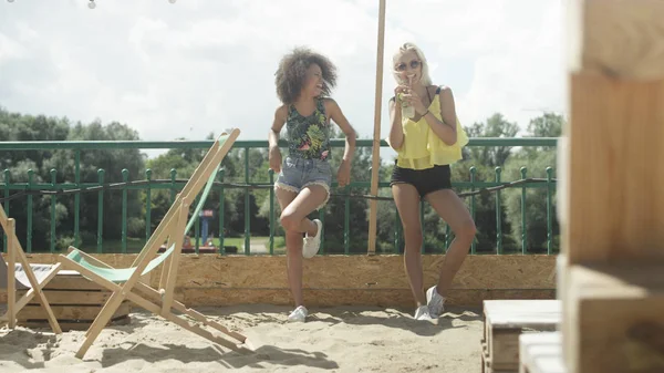 Dos hermosos amigos divirtiéndose durante las vacaciones . — Foto de Stock