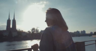 Bir şehirde vakit trendy hippi kız.