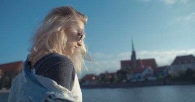 Bir şehirde vakit trendy hippi kız.