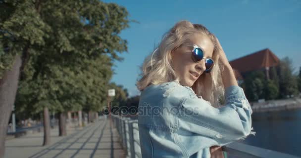 Menina hipster na moda passar o tempo em uma cidade . — Vídeo de Stock