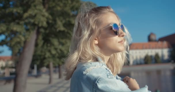 Trendiges Hipster-Mädchen verbringt Zeit in einer Stadt. — Stockvideo