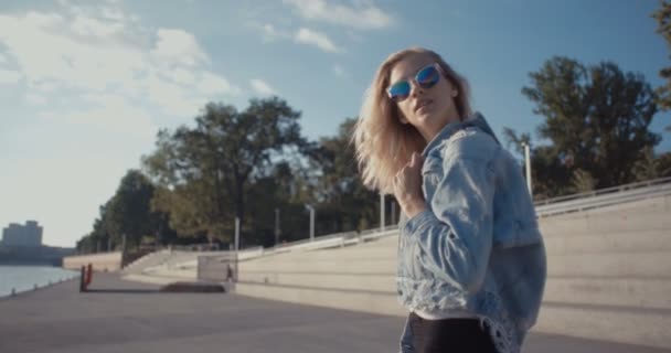 Trendy hipster κορίτσι δαπάνες του χρόνου στην πόλη. — Αρχείο Βίντεο