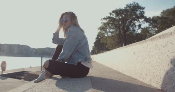Молода жінка з навушниками насолоджується часом у місті . — стокове відео