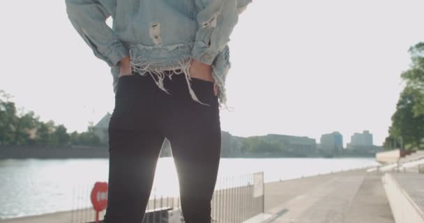 Chica hipster de moda pasar tiempo en una ciudad . — Vídeo de stock