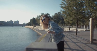 Bir şehirde vakit trendy hippi kız.